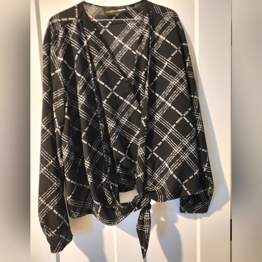 Black/white writing blouse